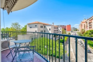 Accueil 93 Balcon meublé d’un appartement à Nice ouest, avec vue sur le quartier