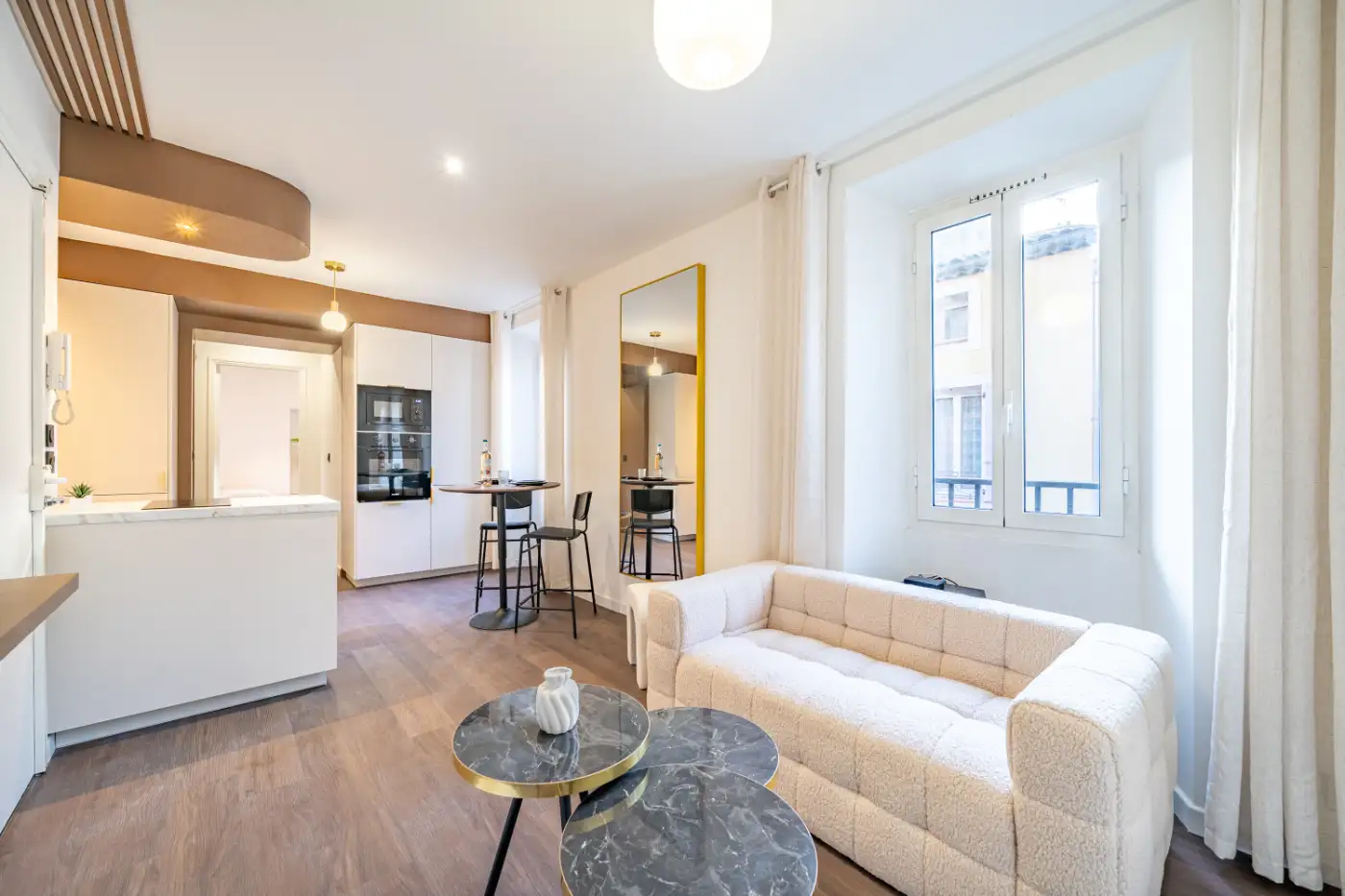 Accueil 93 Pièce de vie lumineuse d'un appartement en gestion à Cagnes-sur-Mer