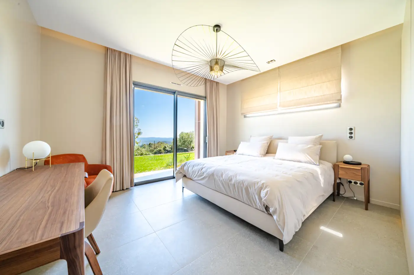 Accueil 7 Chambre avec vue sur la vallée de la villa Bel Air à Tourrettes-sur-Loup, entretenue par notre conciergerie Airbnb