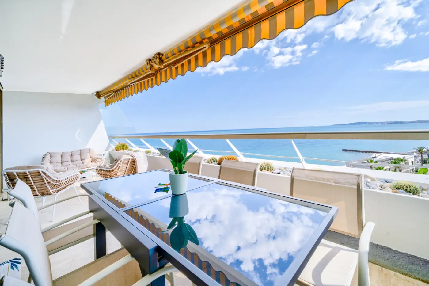 Accueil 88 Terrasse face à la mer à Villeneuve-Loubet, Marina Baie des Anges