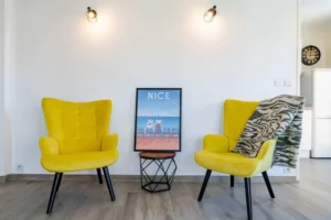 Accueil 90 Salon d’un appartement à Nice ouest géré par Hello Riviera Stay